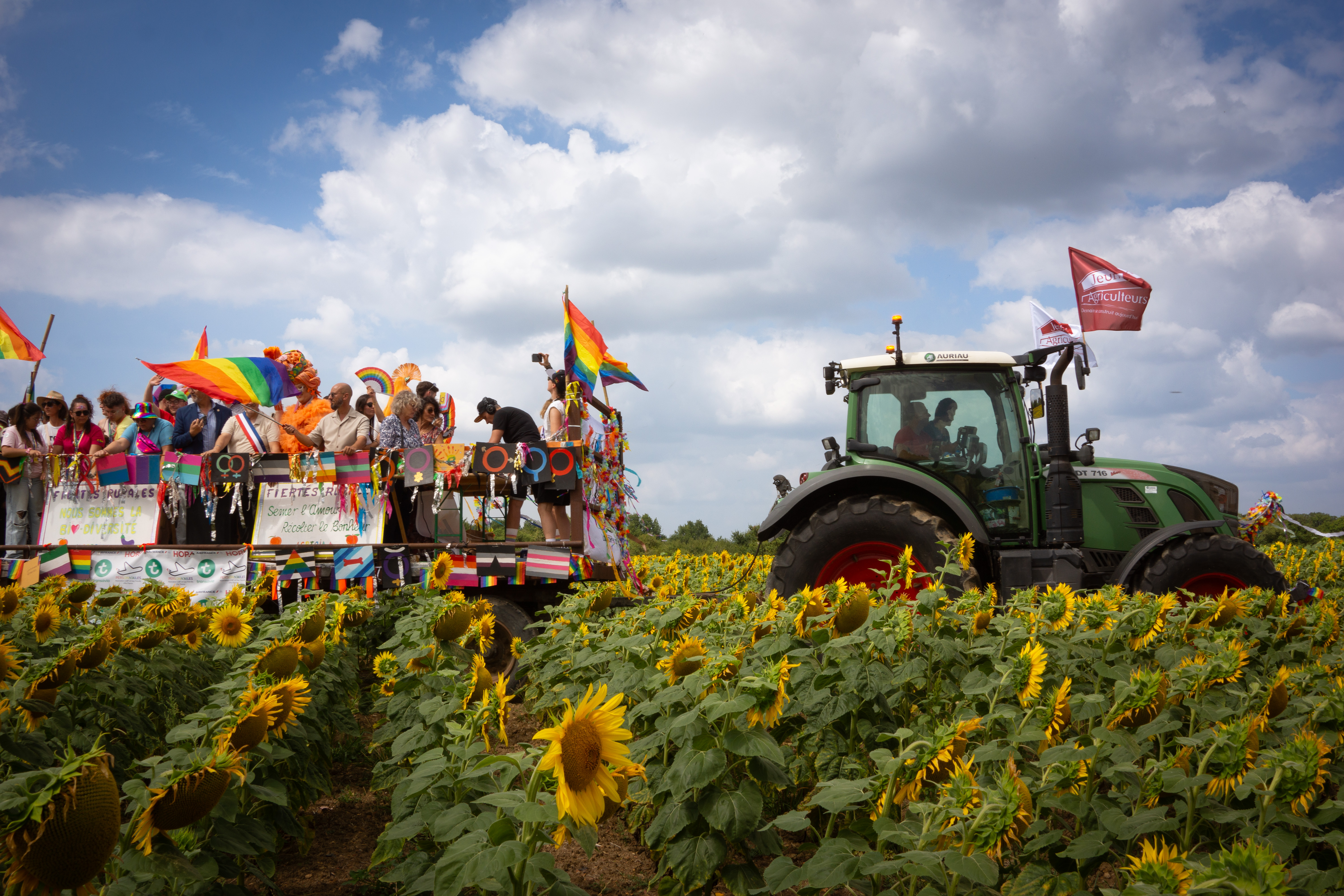 EXPOSITION : QUEERS DES CHAMPS, LES LGBTQIA+ EXISTENT AUSSI EN MILIEU RURAL