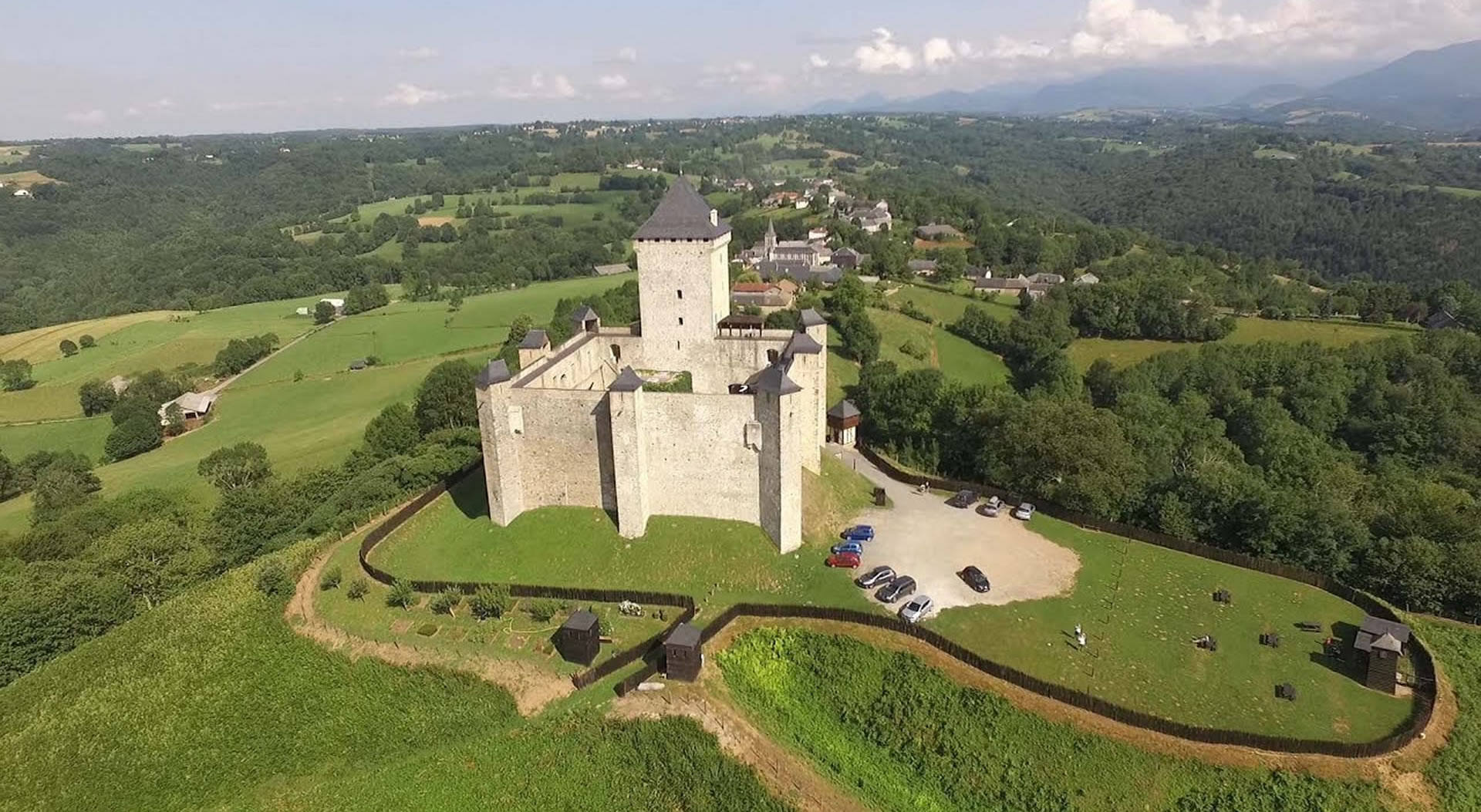 CHATEAU DE MAUVEZIN
