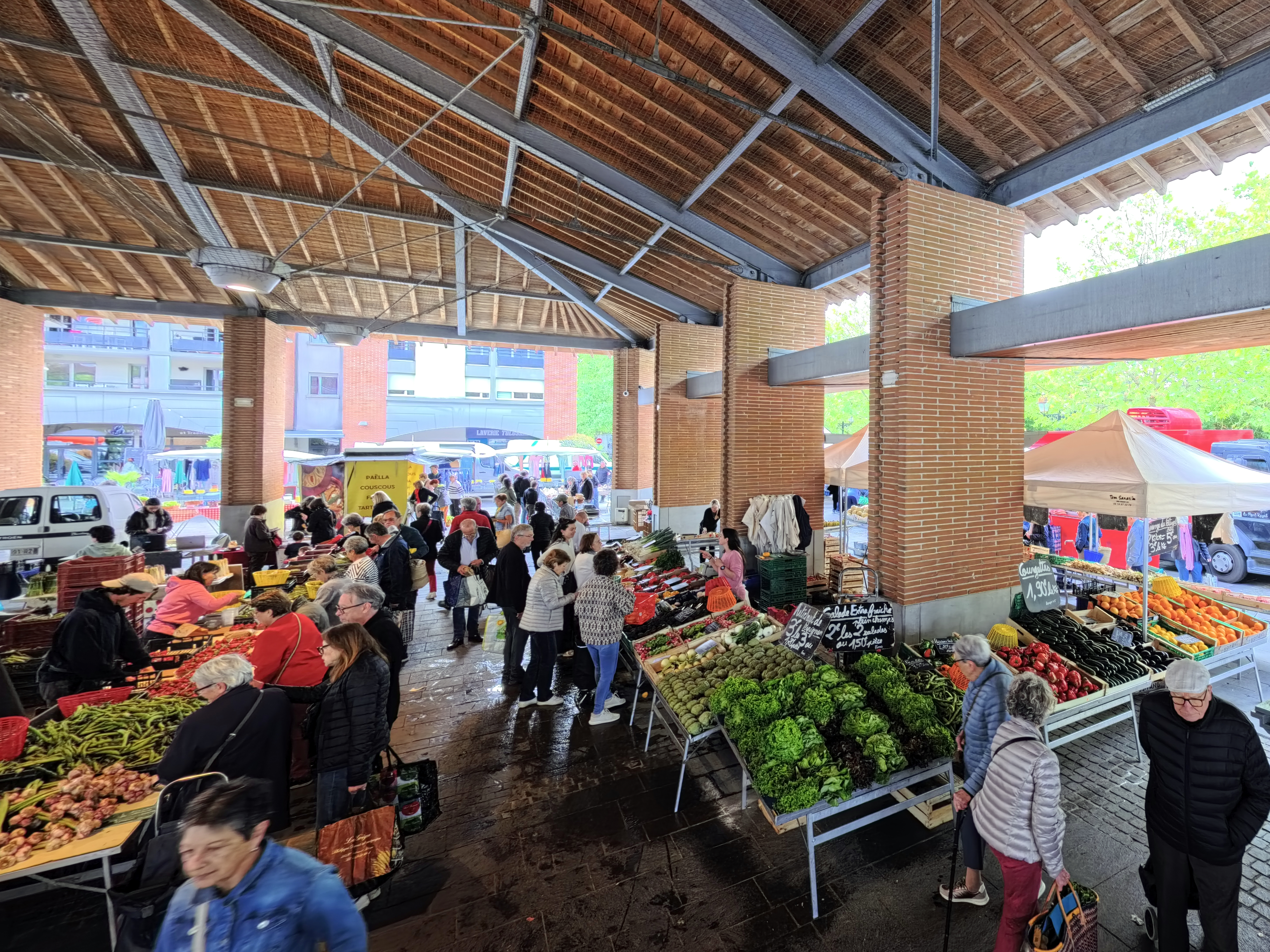MARCHÉ