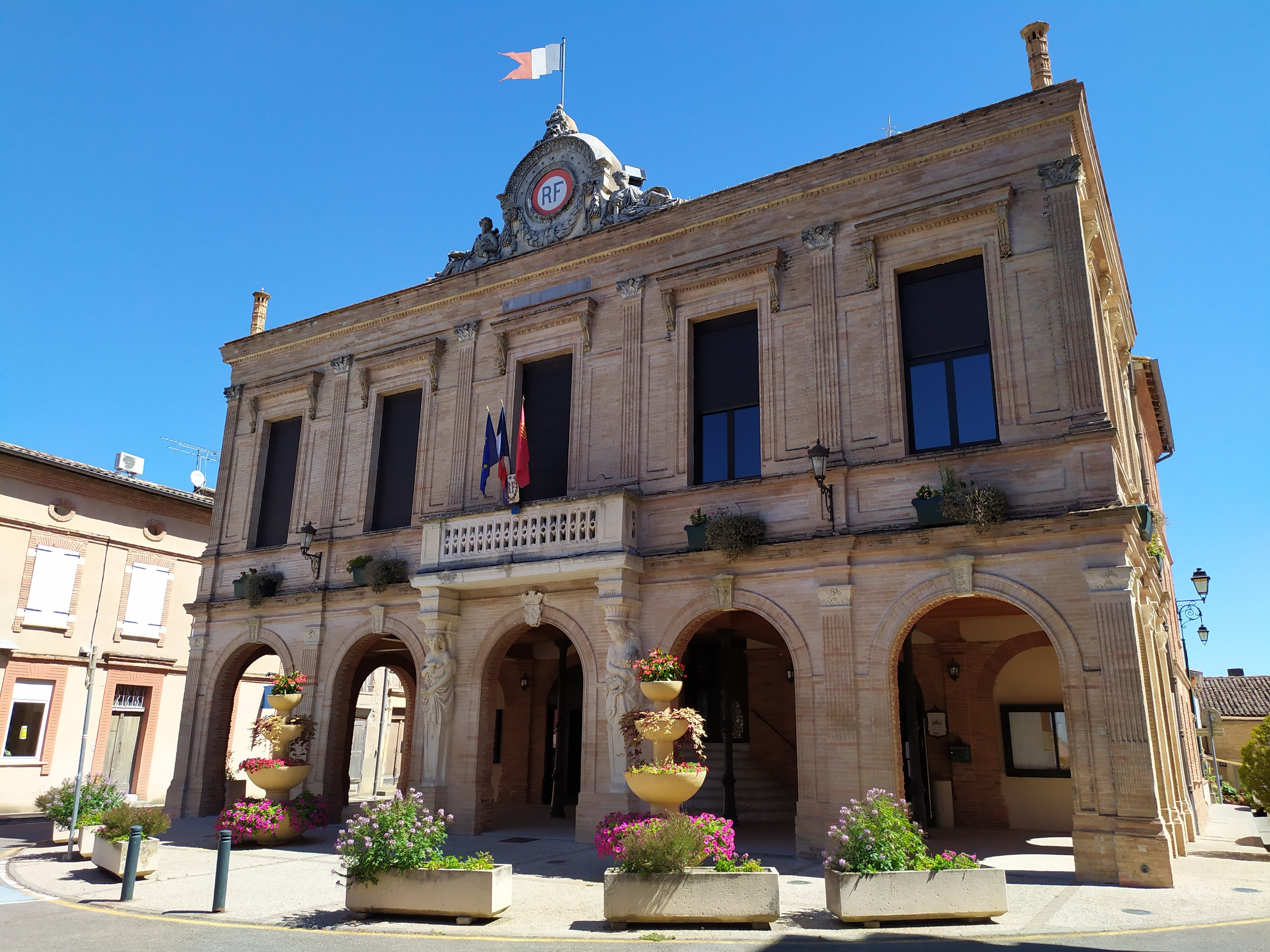 LA MAIRIE ET SA PLACE