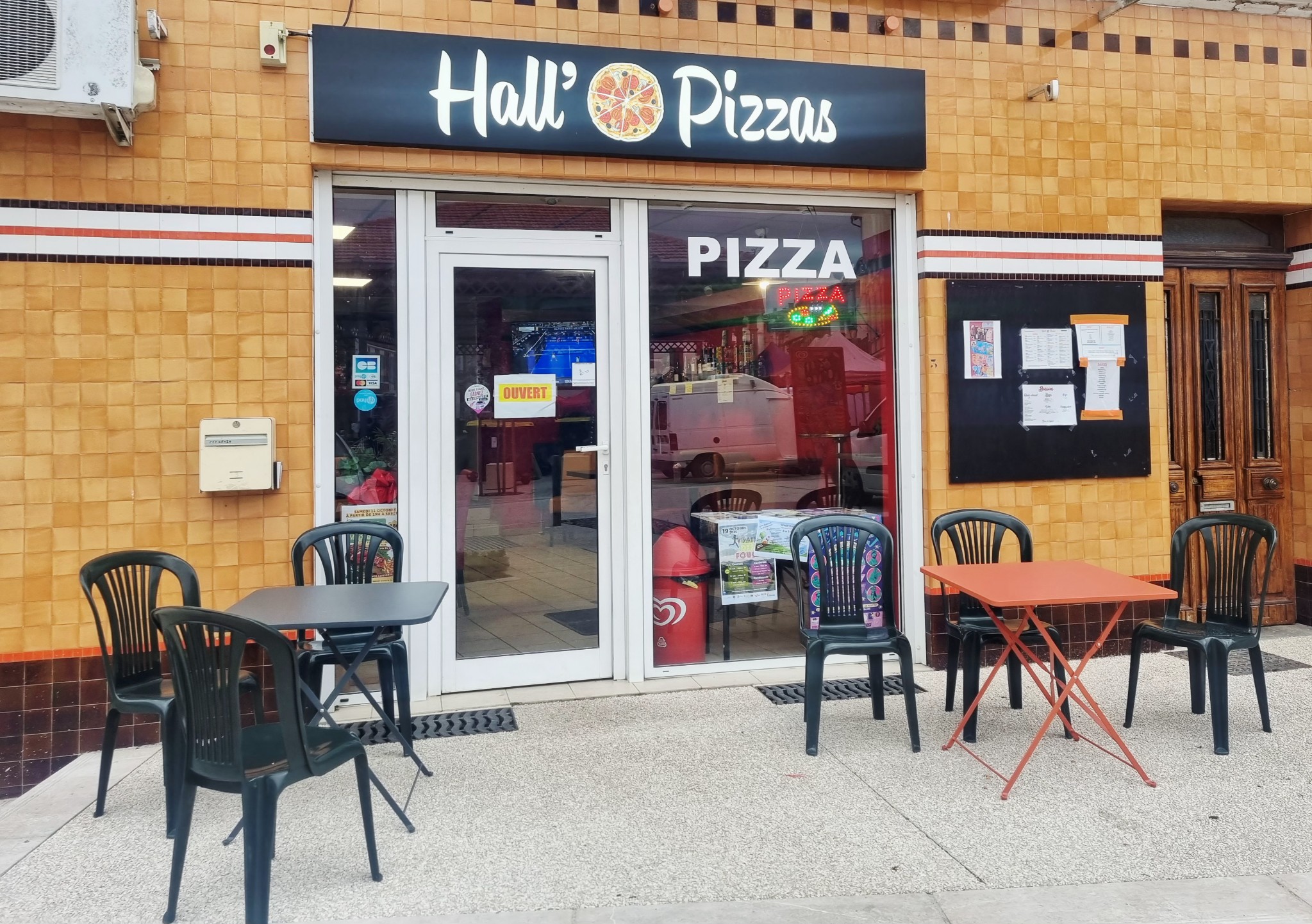 HALL' O PIZZAS