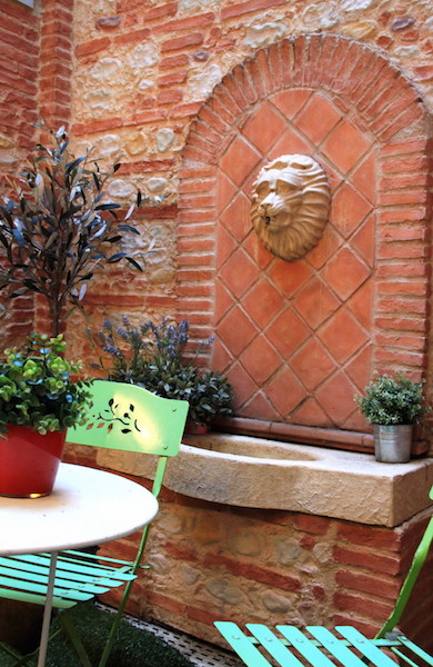 © hotel des arts toulouse centre ville patio côté cour silence calme détente shopping bien être brique toulousaine table de jardin olivier - HOTEL DES ARTS 