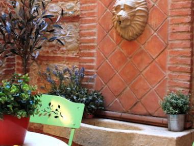© hotel des arts toulouse centre ville patio côté cour silence calme détente shopping bien être brique toulousaine table de jardin olivier