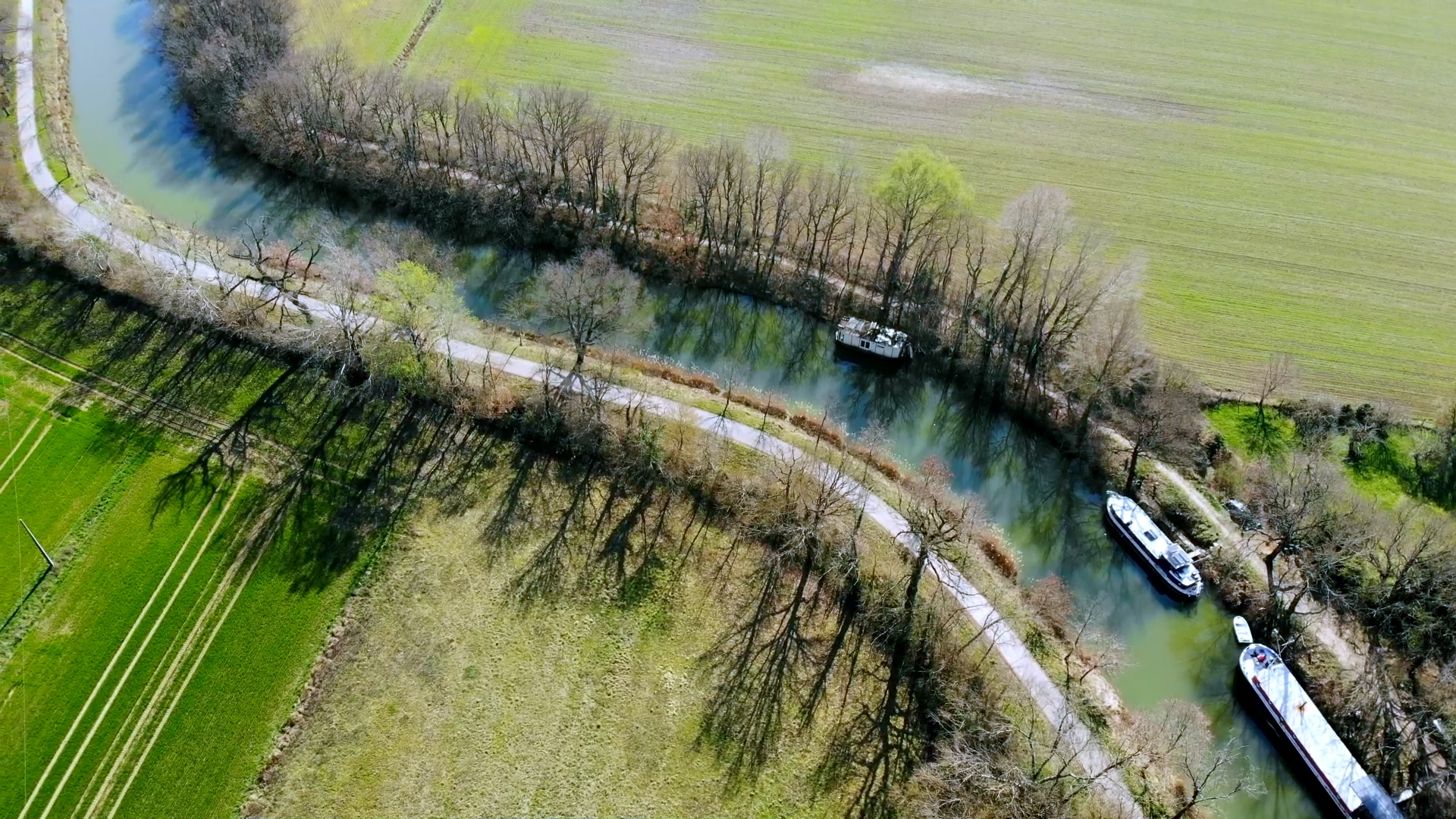 FILM DOCUMENTAIRE "MAIS LES LIEUX SONT RESTÉS"