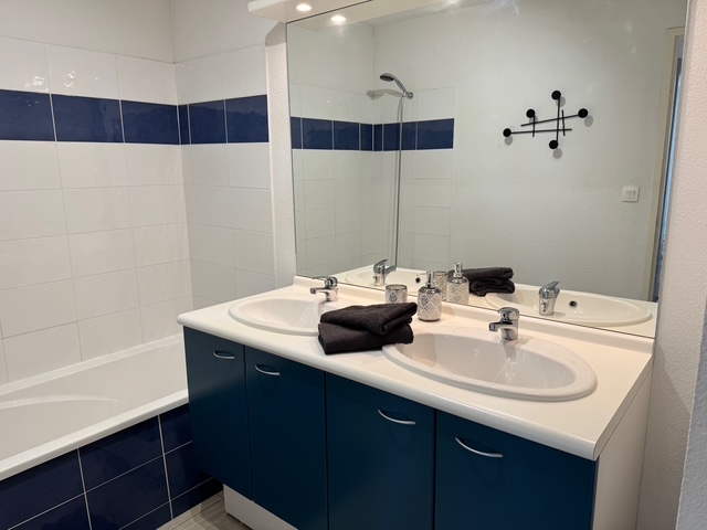 APPARTEMENT AVEC PARKING PRIVE