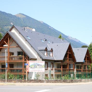 APPARTEMENT SAINT MAMET, 4 PERSONNES AVEC BALCON, PROCHE NAVETTE SKI ET THERMES, WIFI