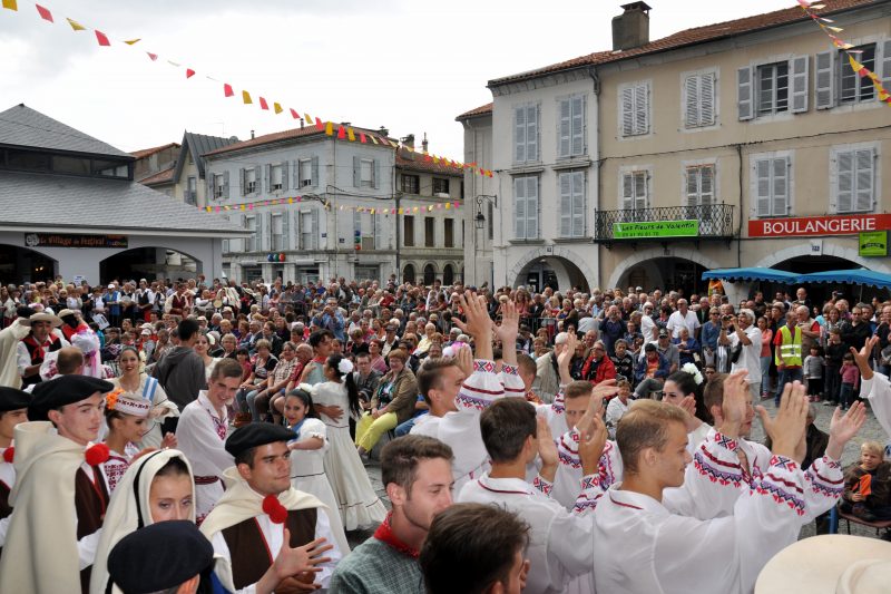 Public et groupe place Valentin Abeille © Chambrillon Public et groupe place Valentin Abeille © Chambrillon