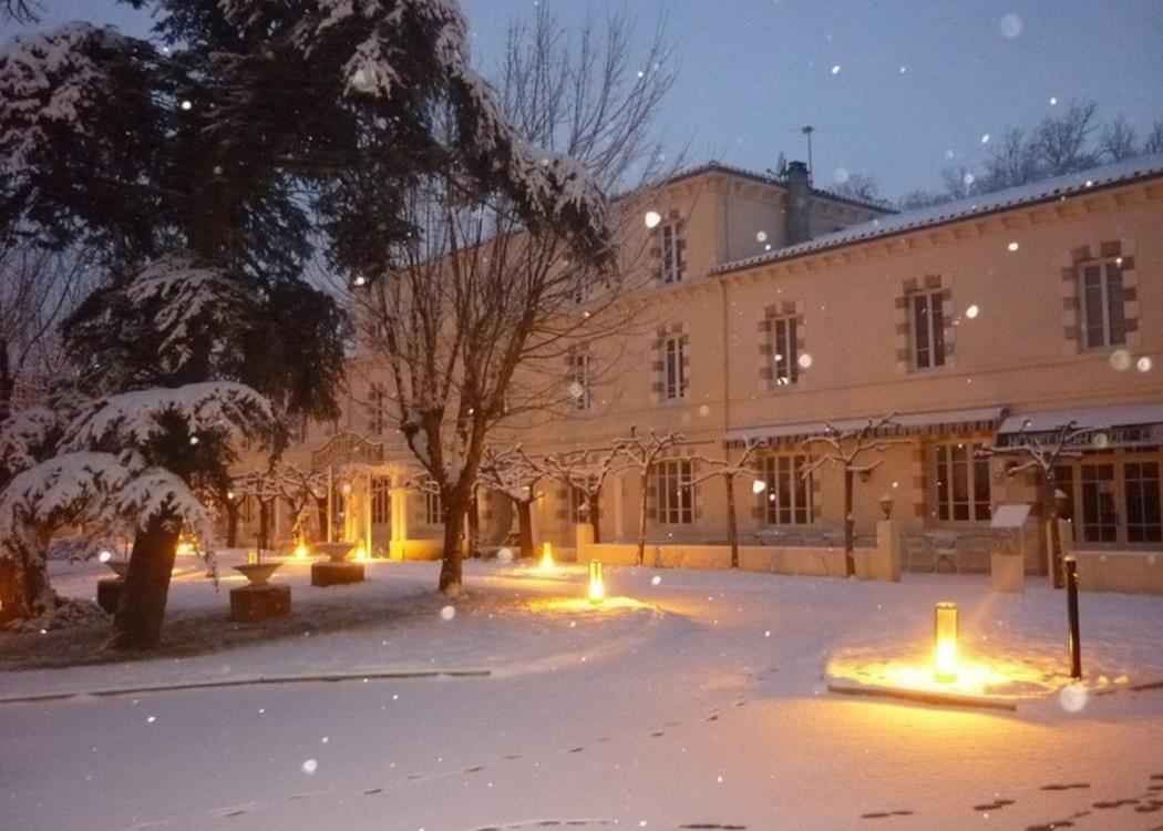 L-Hotellerie-du-Lac-sous-la-neige
