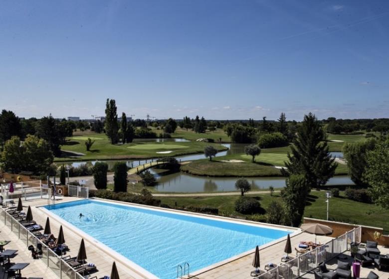 Terrasse-piscine-hotel-merccure-golf-seilh Format OT