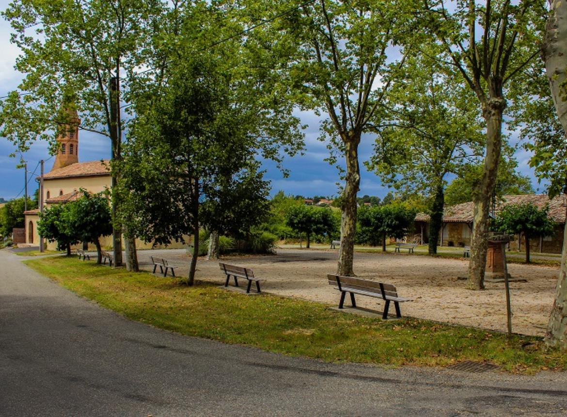 Vignaux-place-du-village-credit-Office-de--tourisme-des-Hauts-Tolosans