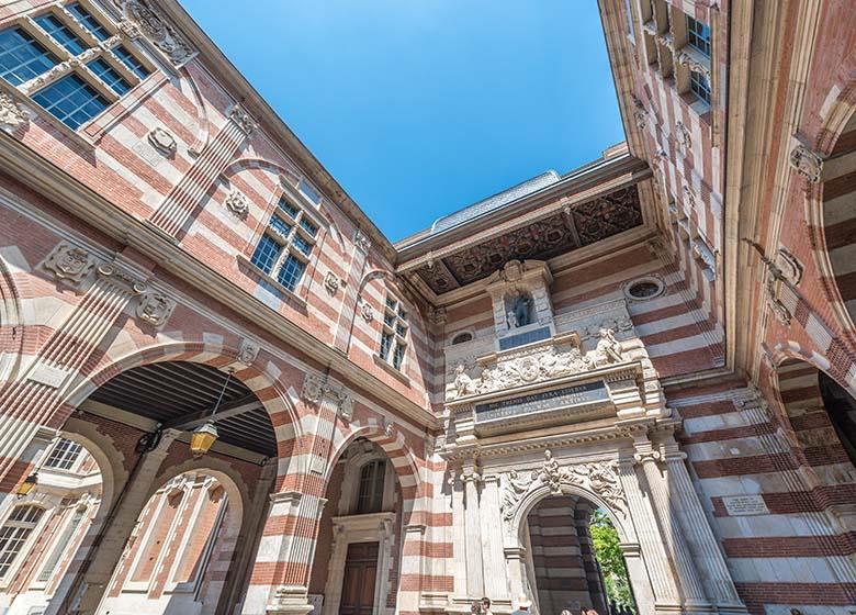 Visiter Toulouse, la cour Henri IV au Capitole