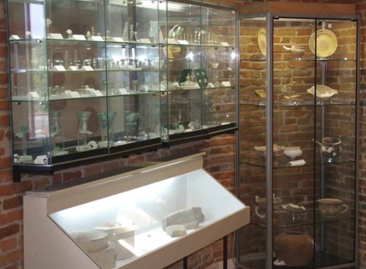 Vue generale des vitrines musee archeologique VILLARES