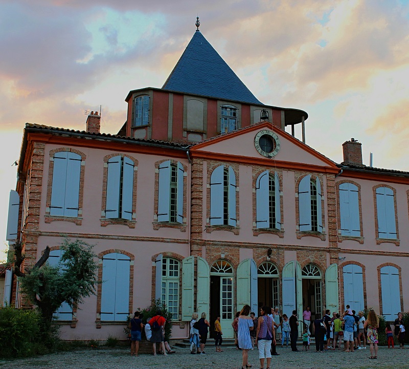 UN SOIR AU CHÂTEAU DE LARRA, LARRA